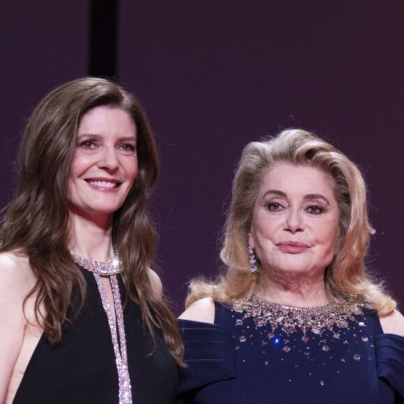 Chiara Mastroianni (maîtresse de cérémonie) et sa mère Catherine Deneuve - Cérémonie d'ouverture du 76ème Festival International du Film de Cannes, au Palais des Festivals à Cannes. Le 16 mai 2023. © Borde-Jacovides-Moreau / Bestimage 