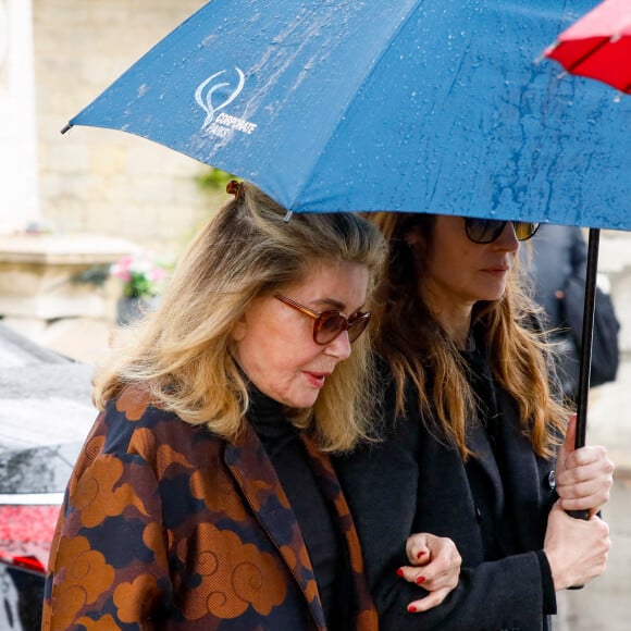 Catherine Deneuve et sa fille Chiara Mastroianni - Arrivées aux obsèques de l'avocat Hervé Temime au cimetière du Montparnasse à Paris, France, le 14 avril 2023. © Clovis-Jacovides/Bestimage 