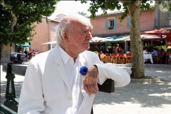 ... mais il ne leur a pas laissé grand chose quand il est décédé le 13 mai 2005 à l'âge de 84 ans.
Eddie Barclay sur la célèbre places des Lices, à Saint-Tropez, en 2003 !