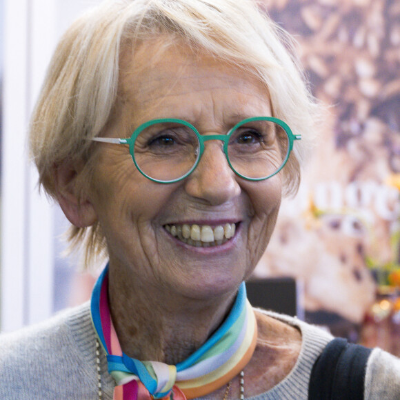 Jacqueline Pin, épouse Mercorelli, dite Mercotte de passage sur le sirha 2021 fait des selfies avec ses admiratrices, le 26 Septembre 2021 à Lyon, France. © Sandrine Thesillat / Panoramic / Bestimage