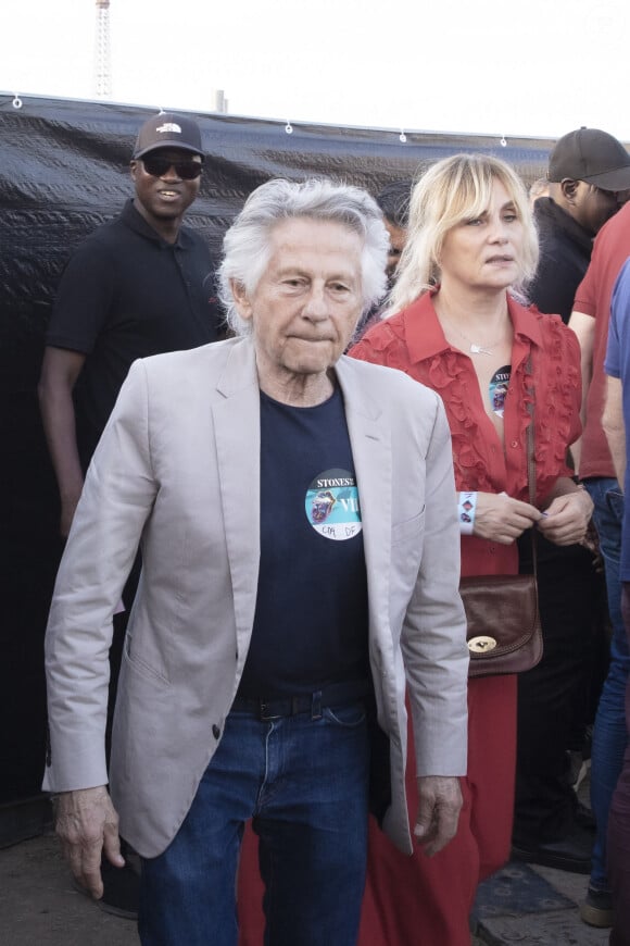 Sur le plateau de l'émission Question de Temps animée par Jean-Pierre Elkabbach, alors qu'il était en pleine promotion de son film Tess, Roman Polanski avait été interrogé sur ce fait divers terrible.
Roman Polanski et sa femme Emmanuelle Seigner - Les Rolling Stones en concert à l'hippodrome de Longchamp, dans le cadre de leur tournée anniversaire "Sixty", qui marque leurs 60 ans de carrière (1962-2022). Paris, le 23 juillet 2022. © Jack Tribeca / Bestimage.