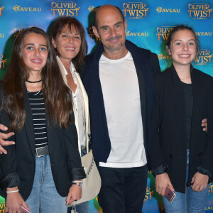 Cette dernière, avec qui il a eu deux filles, a souffert de dépendance à l'alcool.
Bernard Campan, sa femme Anne et leurs filles Nina et Loan - Première de la comédie musicale "Oliver Twist" à la salle Gaveau à Paris, le 26 septembre 2016. © Giancarlo Gorassini/Bestimage