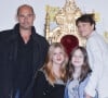 Un sujet que l'acteur abordait dans son film "La Face cachée", en 2006.
Bernard Campan avec sa femme Anne et ses filles Loan et Nina - Avant-première du film "Les Minions" au Grand Rex à Paris, le 23 juin 2015. 