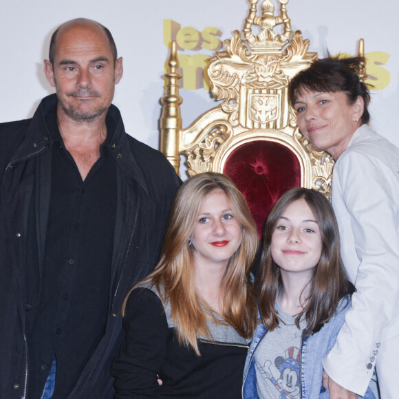 Un sujet que l'acteur abordait dans son film "La Face cachée", en 2006.
Bernard Campan avec sa femme Anne et ses filles Loan et Nina - Avant-première du film "Les Minions" au Grand Rex à Paris, le 23 juin 2015. 