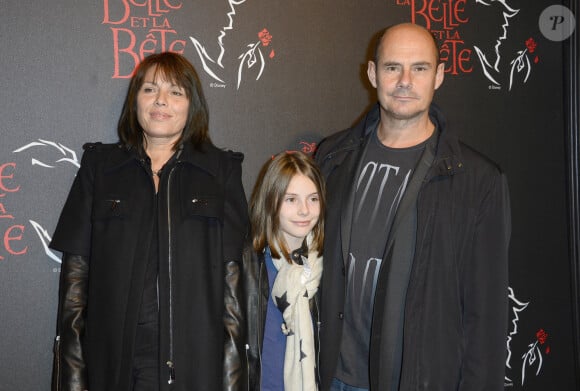 Anne s'est finalement débarrassée de cette addiction "grâce aux alcooliques anonymes".
Bernard Campan avec sa femme Anne et leur fille - Générale de la comédie musicale "La Belle et la Bête" à Mogador à Paris, le 24 octobre 2013.