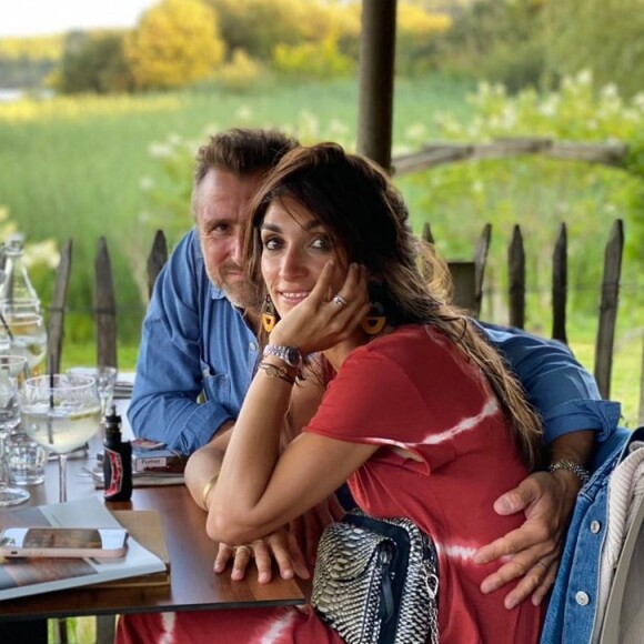 Isabelle Regourd a opté pour une sublime et élégante robe blanche, au dos nu très plongeant. Les cheveux attachés en chignon, la belle brune avait par ailleurs accessoirisé sa coiffure d'une couronne de fleurs. 
Alexandre Brasseur et sa compagne Isabelle Regourd sur Instagram. Le 22 septembre 2021.