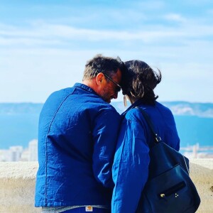 De son côté, Alexandre Brasseur s'est voulu bohème et décontracté en ne portant qu'une simple chemise et un chapeau sur la tête.
Alexandre Brasseur et sa compagne Isabelle Regourd sur Instagram. Le 5 avril 2021.