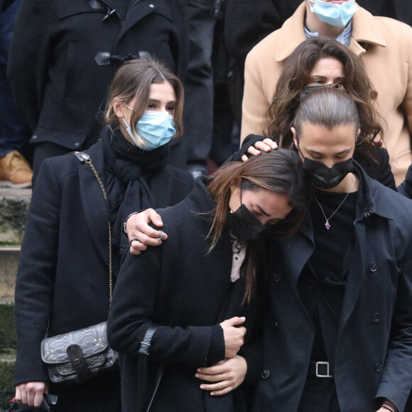 Jeanne et Louis, les enfants de Alexandre Brasseur, Juliette, l'ex femme de Alexandre - Sorties - Obsèques de l'acteur Claude Brasseur en l'église Saint-Roch à Paris le 29 décembre 2020.