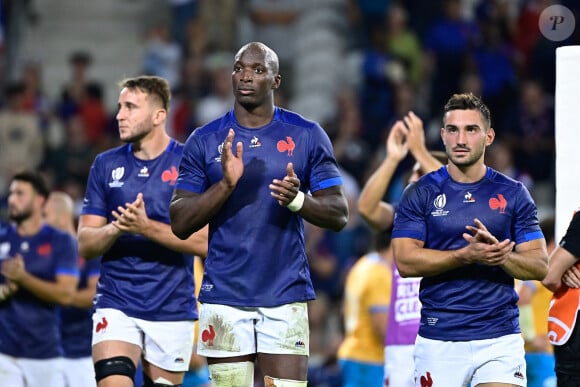 Si la France perd mais empoche le bonus offensif et le bonus défensif, elle se qualifierait en terminant devant l'Italie
Remerciements des joueurs de l equipe de France aux supporters - SEKOU MACALOU ( 7 - France ) - - Coupe du Monde de Rugby France 2023 du match de Poule A entre la France et l'Uruguay (27-12) au stade Pierre-Mauroy à Lille le 14 septembre 2023.