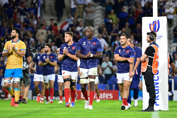 En cas de défaite sans bonus, les Bleus termineront à la troisième place, se faisant ainsi éliminer de la Coupe du monde
Remerciements des joueurs de l equipe de France aux supporters - SEKOU MACALOU ( 7 - France ) - - Coupe du Monde de Rugby France 2023 du match de Poule A entre la France et l'Uruguay (27-12) au stade Pierre-Mauroy à Lille le 14 septembre 2023.