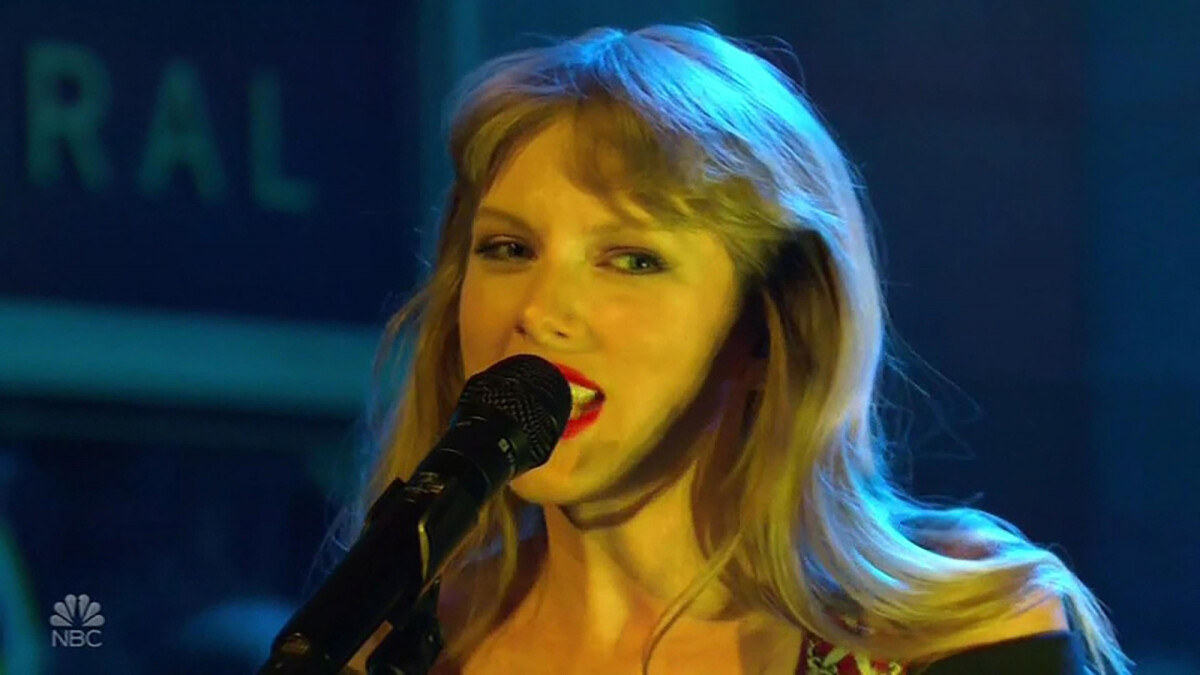 Photo Taylor Swift présente sa chanson "All Too well" en version 10 minutes lors du SNL à New