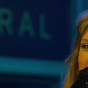 Taylor Swift présente sa chanson "All Too well" en version 10 minutes lors du SNL à New York le 13 novembre 2021 