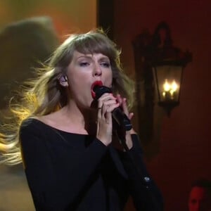 Taylor Swift présente sa chanson "All Too well" en version 10 minutes lors du SNL à New York le 13 novembre 2021 