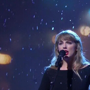 Taylor Swift présente sa chanson "All Too well" en version 10 minutes lors du SNL à New York le 13 novembre 2021 
