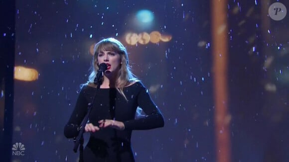Taylor Swift présente sa chanson "All Too well" en version 10 minutes lors du SNL à New York le 13 novembre 2021 