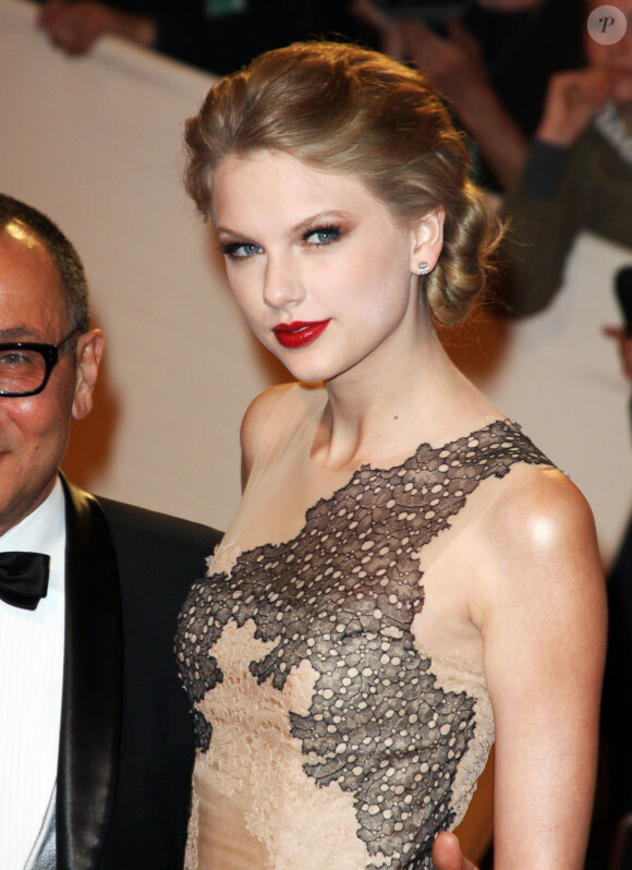 Des évolutions qu'il doit donc à sa très célèbre petite-amie Taylor Swift
Taylor Swift - Soirée de gala Alexander McQueen : Savage Beauty Institute au Metropolitan Museum of Art à New York le 2 mai 2011