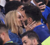 Après leur victoire, les Bleus sont tous allés embrasser leurs proches. 
Charles Ollivon et sa compagne Julia - Femmes de joueurs et joies à l'issue du match de Coupe du monde de rugby entre la France et l'Italie (60-7) à Lyon. © Cyril Moreau-Dominique Jacovides/Bestimage 