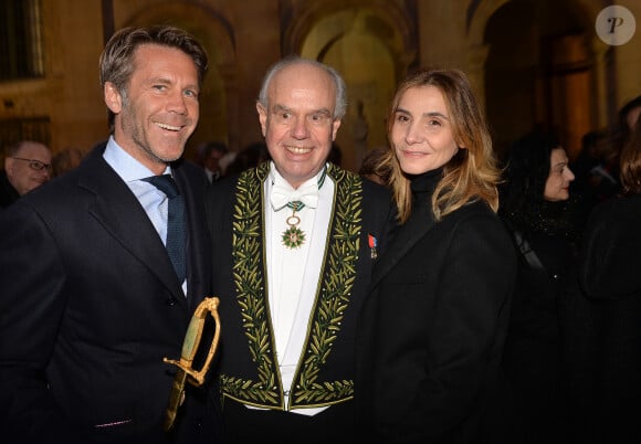 Frédéric Mitterrand entre le prince Emmanuel-Philibert de Savoie et sa femmme Clotilde Courau lors de la cérémonie d'installation de F.Mitterrand à l'académie des Beaux-Arts à Paris, France, le 6 février 2020. © Veeren/Bestimage 