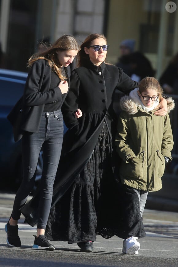 Clotilde Courau et ses filles Luisa et Vittoria - Arrivées des personnalités en l'église de La Madeleine pour les obsèques de Johnny Hallyday à Paris. Le 9 décembre 2017 