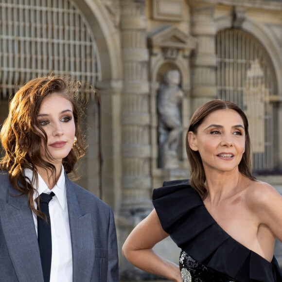 Clotilde Courau et sa fille Vittoria de Savoie - Photocall du défilé de mode automne-hiver 2024 Haute-Couture "Valentino" au château de Chantilly, lors de la fashion week de Paris. Le 5 juillet 2023 © Olivier Borde / Bestimage 