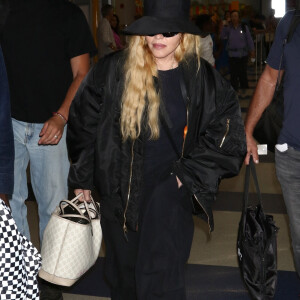 Madonna arrive à l'aéroport JFK de New York avec son fils David Banda.