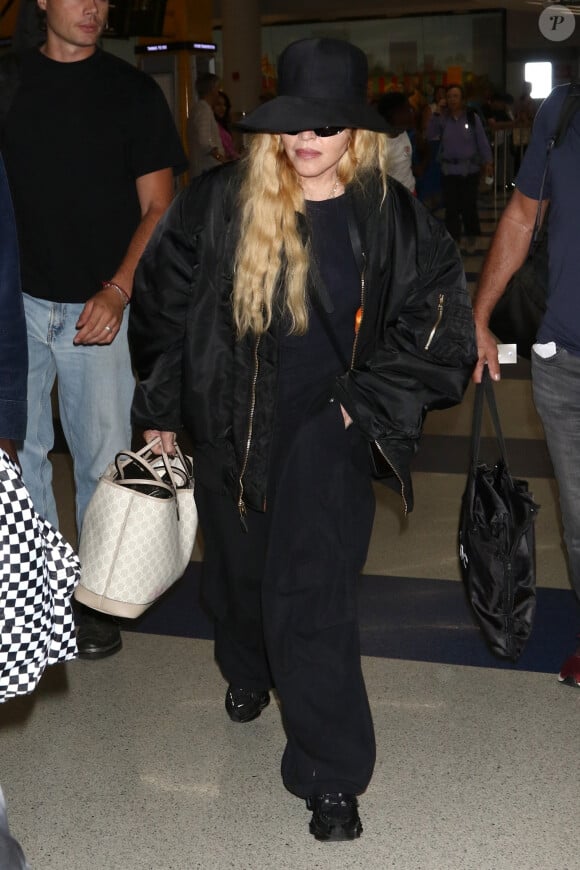Madonna arrive à l'aéroport JFK de New York avec son fils David Banda.