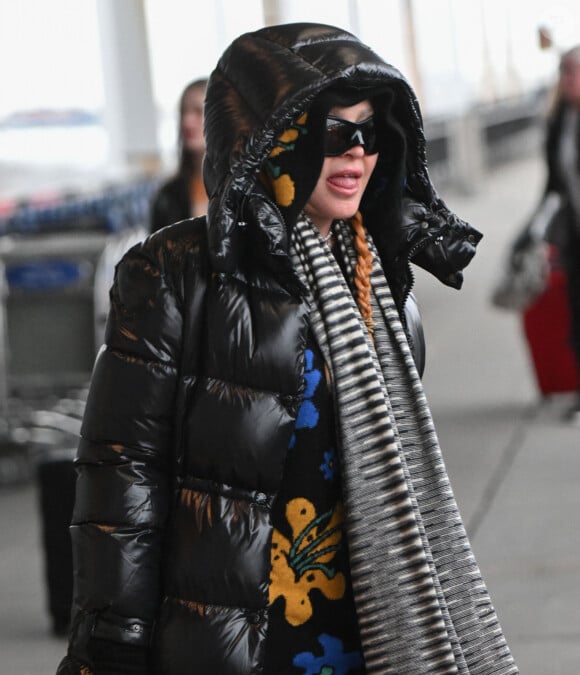 Maquillée ou non, l'artiste de 65 ans assume le moindre de ses faits et gestes sans le moindre soucis. 
Exclusif - Madonna, toute de noir vêtue, arrive à l'aéroport JFK de New York. Le 3 mars 2023.