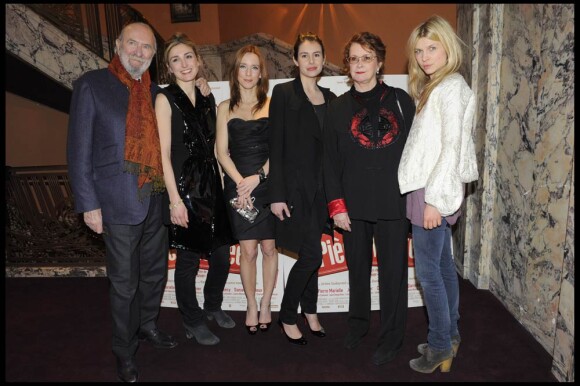 Jean-Pierre Marielle, Julie Gayet, Léa Drucker, Louise Monot, Dominique Lavanant et Clémence Poesy, à l'occasion de l'avant-première de Pièce Montée, au Gaumont Marignan, à Paris, le 9 mars 2010.