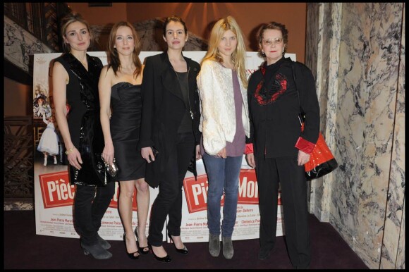 Julie Gayet, Léa Drucker, Louise Monot, Dominique Lavanant et Clémence Poesy, à l'occasion de l'avant-première de Pièce Montée, au Gaumont Marignan, à Paris, le 9 mars 2010.