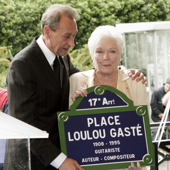 Line Renaud et Bertrand Delanoë inaugurent la place Loulou Gasté dans le 17e arrondissement de Paris, le 30 juin 2005.