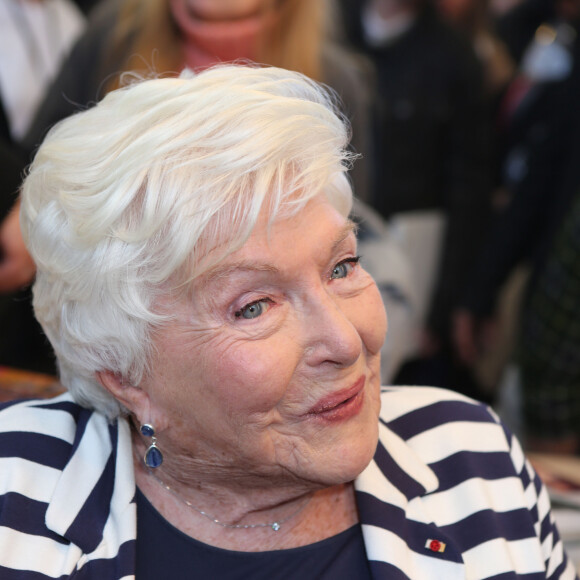 Elle retourne avec Richard là où ils ont passé leur première nuit d'amour.
Line Renaud - Salon du Livre 2019 à la Porte de Versailles à Paris du 15 au 18 mars 2019. © Jean-Claude Woestelandt / Bestimage