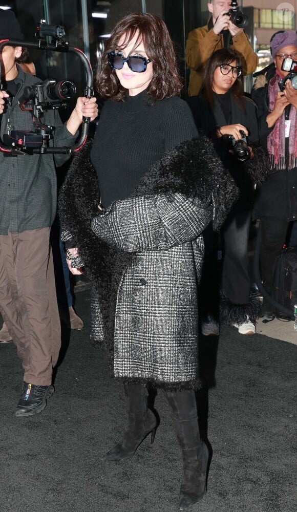 Ses apparitions à des soirées mondaines comme les défilés de mode ont pu aussi être rémunérées
Isabelle Adjani - Arrivées des célébrités au défilé de mode prêt-à-porter automne-hiver 2023/2024 "Michael Kors" lors de la fashion week de New York le 15 février 2023.