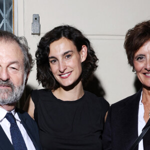 Exclusif - Inès de la Fressange avec sa fille Nine d'Urso et son compagnon Denis Olivennes - Vernissage de l'exposition "Wonderland" de Nine d'Urso à la galerie Basia Embiricos (14 rue des jardins Saint-Paul 75004 Paris) à Paris le 12 octobre 2023. Nine d'Urso propose une autre méthode pour "recycler" l'énergie psychique en art. Afin de créer son oeuvre, la plasticienne demandait aux membres de sa famille, à ses amis et même à des personnes aléatoires de lui confier leurs secrets, et chacun d'eux elle plaçait, comme une alchimiste médiévale, dans une petite bouteille en y collant un dessin allégorique. Ainsi, le "placard à histoires" de Nine d'Urso contient plusieurs dizaines de "confessions chiffrées". Osés et satiriques, directs et difficiles à décrypter, raffinés et juste sauvages. © Denis Guignebourg/Bestimage 