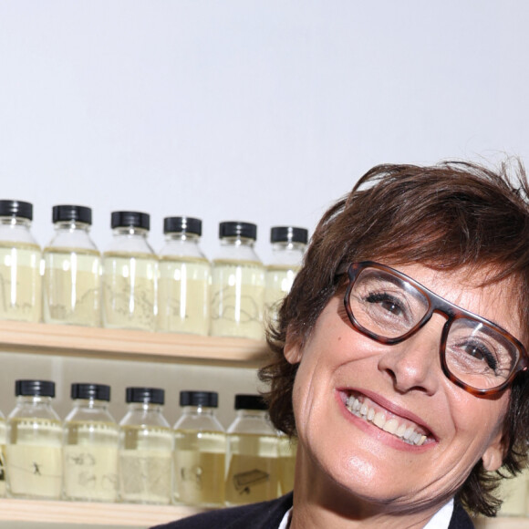 Exclusif - Inès de la Fressange - Vernissage de l'exposition "Wonderland" de Nine d'Urso à la galerie Basia Embiricos (14 rue des jardins Saint-Paul 75004 Paris) à Paris le 12 octobre 2023. © Denis Guignebourg/Bestimage 