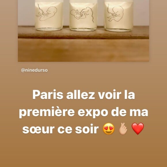 Violette d'Urso, la petite soeur de l'artiste, n'avait pas pu faire le déplacement mais en a fait la promotion. 
Nine d'Urso faisait une exposition de ses oeuvres. @ Instagram / Violette d'Urso. 