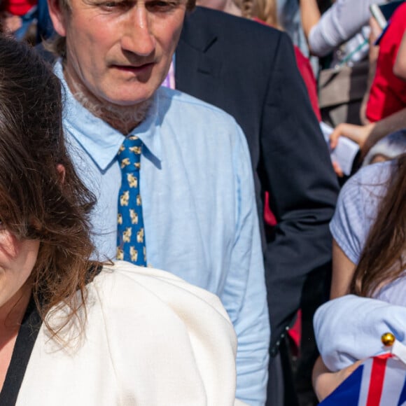 La princesse Eugenie d'York, enceinte, et la princesse Beatrice d'York (veste bleue) assistent au "Big Lunch" du couronnement à Chalfont St Giles (Buckinghamshire), le 7 mai 2023. Des centaines de sujets britanniques à travers le pays fêtent le sacre du roi d'Angleterre et de la reine consort, célébré la veille à l'abbaye de Westminster à Londres. 