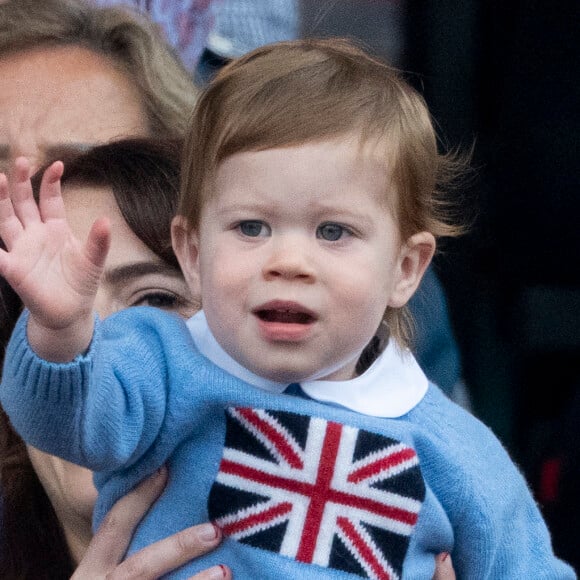 La princesse Eugenie d'York et son fils August - La famille royale d'Angleterre lors de la parade devant le palais de Buckingham, à l'occasion du jubilé de la reine d'Angleterre. le 5 juin 2022