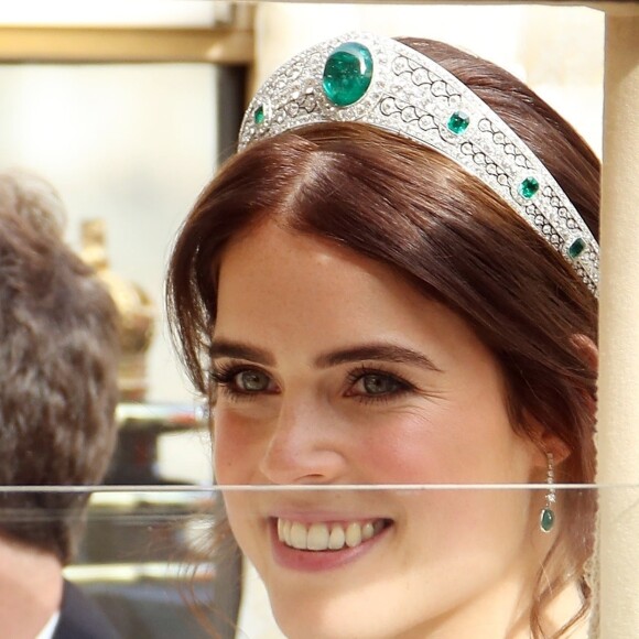 La princesse Eugenie et son mari Jack Brooksbank partent en calèche après leur cérémonie de mariage au château de Windsor le 12 octobre 2018. 