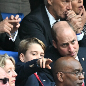 Le prince de Galles a apporté son soutien à l'équipe du Pays de Galles, l'Argentine dans le cadre de la Coupe du monde de rugby 2023.
Le prince William et son fils le prince George - Quart de finale de la Coupe du monde de Rugby 2023 entre le Pays de Galles et l'Argentine. Marseille, le 14 octobre 2023. © Bruno Bebert / Bestimage