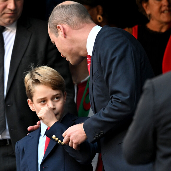 Deux pour le prix d'un !
Le prince William et son fils le prince George - Quart de finale de la Coupe du monde de Rugby entre le Pays de Galles et l'Argentine. Marseille. © Bruno Bebert / Bestimage