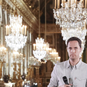 Exclusif - Grand Corps Malade (Ephémère) - Enregistrement de l'émission "Le Grand Echiquier" à l'Opéra Royal de Versailles, diffusée le 5 décembre sur France 3 © Jack Tribeca / Bestimage LE GRAND ÉCHIQUIER A VERSAILLES " Le grand échiquier ", le grand rendez-vous culturel, présenté par C.Chazal, nous donne rendez-vous à Versailles, haut lieu de la culture, admiré dans toute l'Europe, pour une soirée exceptionnelle. Une émission événement qui permet de parcourir le château et d'offrir un magnifique écrin aux invités, dans un lieu rempli d'histoire grâce au dispositif exceptionnel du réalisateur F.Goetgheber dans l'Opéra Royal et la Galerie des Glaces, symbole du rayonnement de cette résidence royale. Le Grand Échiquier est un lieu de rencontre où se mêlent tous les arts et toutes les générations d'artistes.C.Chazal sera accompagnée tout au long de la soirée de l'Orchestre de l'Opéra Royal et de son chef d'Orchestre M.Herzog. A ces côtés, P.Bruel fera découvrir son nouvel album " Encore une Fois ", C.Luciani qui a ajouté un peu de disco à son dernier disque " Coeur ", Lang.Lang qui revient à Versailles après s'y être marié pour un album consacré à Walt Disney, sans oublier le rappeur Youssoupha qui adresse ses mots tendres à son fils dans " Mon roi ", la jeune artiste phénomène Lous and the Yakuza, qui chantera " Hiroshima " et le trio éphémère, G.Faye, Grand Corps Malade et B.Mazué. L'art lyrique sera à l'honneur de cet Opéra Royal avec la Soprano J.Fuchs ainsi que la danse avec les deux étoiles de l'Opéra de Paris D.Gilbert et H.Marchand, puis le prodige de l'accordéon T.Ould. Dans ce lieu qui accueillera certaines épreuves des Jeux Olympiques 2024, sera également présent le metteur en scène T.Jolly qui a été choisi pour la cérémonie d'ouverture.De nouvelles disciplines seront misent en lumières, grâce au champion du monde de Bmx M.Dandois et l'équipe de France de Break Dance, qui performeront dans les salons du château. Sans oublier l'écrivain A.Mabanckou, qui revisite sa ville natale dans " Le commerce des allongés " et E.Orsenna, académicien, amoureux de Versailles depuis l'enfance pour qui ces lieux de patrimoine n'ont aucun secret. Le temps d'une soirée, Le grand échiquier devient la plus grande salle de spectacles de France. 