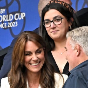 Catherine (Kate) Middleton, princesse de Galles, parle avec un jeune fan à la mi-temps du quart de finale Angleterre-Fidji, coupe du monde de rugby 2023, au Stade Vélodrome à Marseille le 15 octobre 2023. © Bruno Bebert / Bestimage 