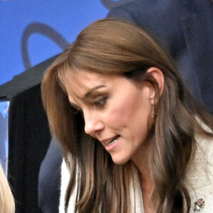 Catherine (Kate) Middleton, princesse de Galles, parle avec un jeune fan à la mi-temps du quart de finale Angleterre-Fidji, coupe du monde de rugby 2023, au Stade Vélodrome à Marseille le 15 octobre 2023. © Bruno Bebert / Bestimage 