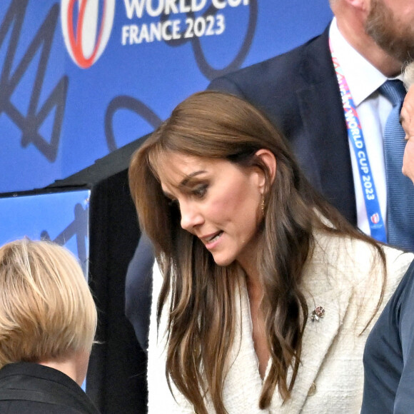 Catherine (Kate) Middleton, princesse de Galles, parle avec un jeune fan à la mi-temps du quart de finale Angleterre-Fidji, coupe du monde de rugby 2023, au Stade Vélodrome à Marseille le 15 octobre 2023. © Bruno Bebert / Bestimage 