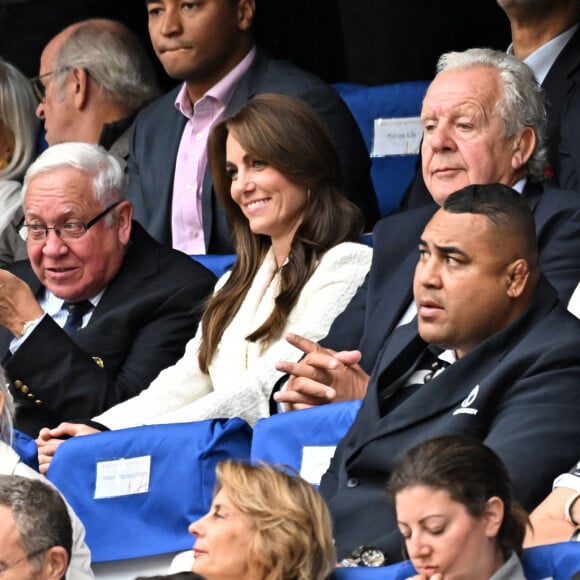 Catherine (Kate) Middleton, princesse de Galles, assiste au quart de finale Angleterre-Fidji, coupe du monde de rugby 2023, au Stade Vélodrome à Marseille le 15 octobre 2023. À ses côtés Bill Beaumont et Rob Briers. © Bruno Bebert / Bestimage 