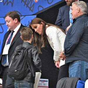 Catherine (Kate) Middleton, princesse de Galles, parle avec un jeune fan à la mi-temps du quart de finale Angleterre-Fidji, coupe du monde de rugby 2023, au Stade Vélodrome à Marseille le 15 octobre 2023. © Bruno Bebert / Bestimage 