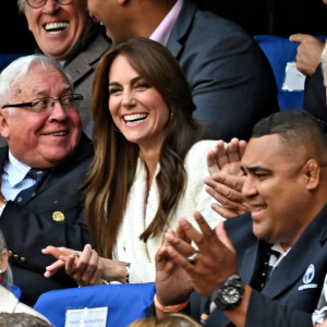 Catherine (Kate) Middleton, princesse de Galles, assiste au quart de finale Angleterre-Fidji, coupe du monde de rugby 2023, au Stade Vélodrome à Marseille le 15 octobre 2023. À ses côtés Bill Beaumont et Rob Briers. © Bruno Bebert / Bestimage 