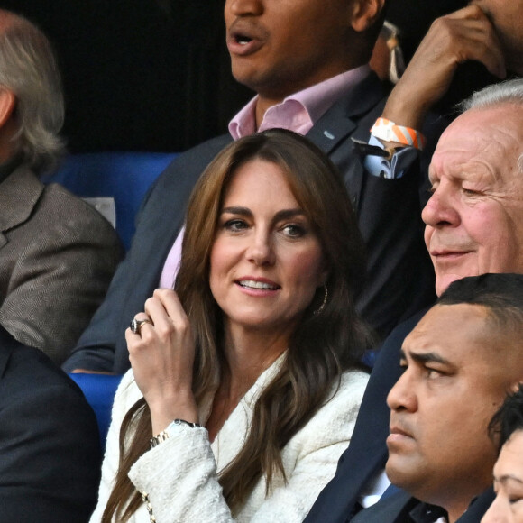 Catherine (Kate) Middleton, princesse de Galles, assiste au quart de finale Angleterre-Fidji, coupe du monde de rugby 2023, au Stade Vélodrome à Marseille le 15 octobre 2023. À ses côtés Bill Beaumont et Rob Briers. © Bruno Bebert / Bestimage 
