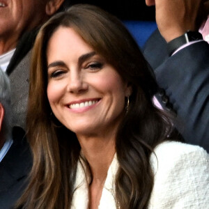Catherine (Kate) Middleton, princesse de Galles, assiste au quart de finale Angleterre-Fidji, coupe du monde de rugby 2023, au Stade Vélodrome à Marseille. À ses côtés Bill Beaumont et Rob Briers. © Bruno Bebert / Bestimage