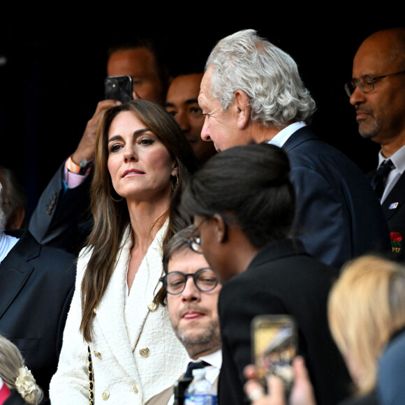 L'épouse du prince William s'est par ailleurs rendue au Stade Vélodrome de Marseille munie d'un sac à main Chanel
Catherine (Kate) Middleton, princesse de Galles, assiste au quart de finale Angleterre-Fidji, coupe du monde de rugby 2023, au Stade Vélodrome à Marseille le 15 octobre 2023. À ses côtés Bill Beaumont et Rob Briers. © Bruno Bebert / Bestimage 